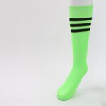 ⁦جوارب كرة قدم رياضية طويلة للشباب لون أخضر فاتح مخطط أسود من أعلى⁩ - الصورة ⁦7⁩