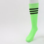 ⁦جوارب كرة قدم رياضية طويلة للشباب لون أخضر فاتح مخطط أسود من أعلى⁩ - الصورة ⁦8⁩
