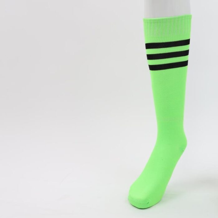 ⁦جوارب كرة قدم رياضية طويلة للشباب لون أخضر فاتح مخطط أسود من أعلى⁩ - الصورة ⁦8⁩