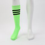 ⁦جوارب كرة قدم رياضية طويلة للشباب لون أخضر فاتح مخطط أسود من أعلى⁩ - الصورة ⁦9⁩