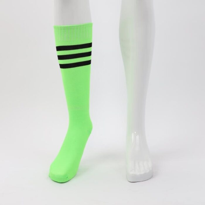 ⁦جوارب كرة قدم رياضية طويلة للشباب لون أخضر فاتح مخطط أسود من أعلى⁩ - الصورة ⁦9⁩