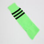 ⁦جوارب كرة قدم رياضية طويلة للشباب لون أخضر فاتح مخطط أسود من أعلى⁩ - الصورة ⁦10⁩
