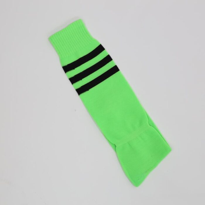 ⁦جوارب كرة قدم رياضية طويلة للشباب لون أخضر فاتح مخطط أسود من أعلى⁩ - الصورة ⁦11⁩