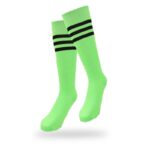 ⁦جوارب كرة قدم رياضية طويلة للشباب لون أخضر فاتح مخطط أسود من أعلى⁩ - الصورة ⁦12⁩