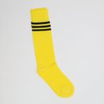 ⁦جوارب كرة قدم رياضية طويلة للشباب لون أصفر مخطط أسود من أعلى⁩ - الصورة ⁦3⁩