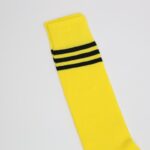 ⁦جوارب كرة قدم رياضية طويلة للشباب لون أصفر مخطط أسود من أعلى⁩ - الصورة ⁦4⁩