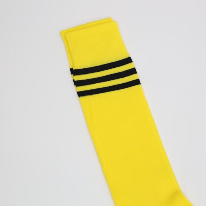 ⁦جوارب كرة قدم رياضية طويلة للشباب لون أصفر مخطط أسود من أعلى⁩ - الصورة ⁦4⁩