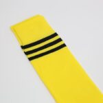 ⁦جوارب كرة قدم رياضية طويلة للشباب لون أصفر مخطط أسود من أعلى⁩ - الصورة ⁦5⁩