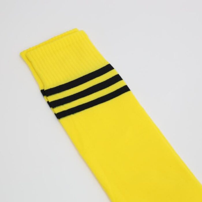 ⁦جوارب كرة قدم رياضية طويلة للشباب لون أصفر مخطط أسود من أعلى⁩ - الصورة ⁦5⁩