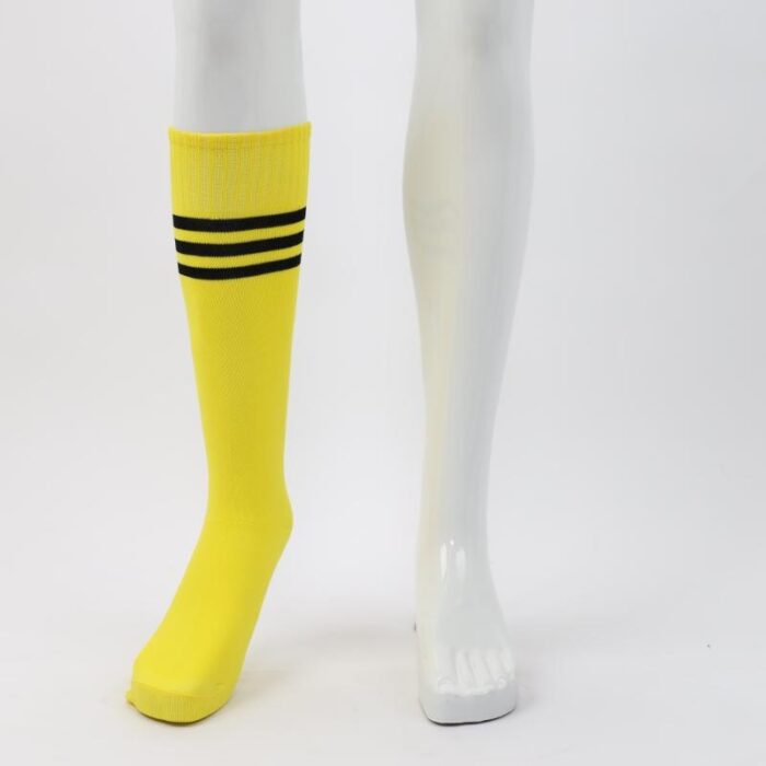 ⁦جوارب كرة قدم رياضية طويلة للشباب لون أصفر مخطط أسود من أعلى⁩ - الصورة ⁦6⁩