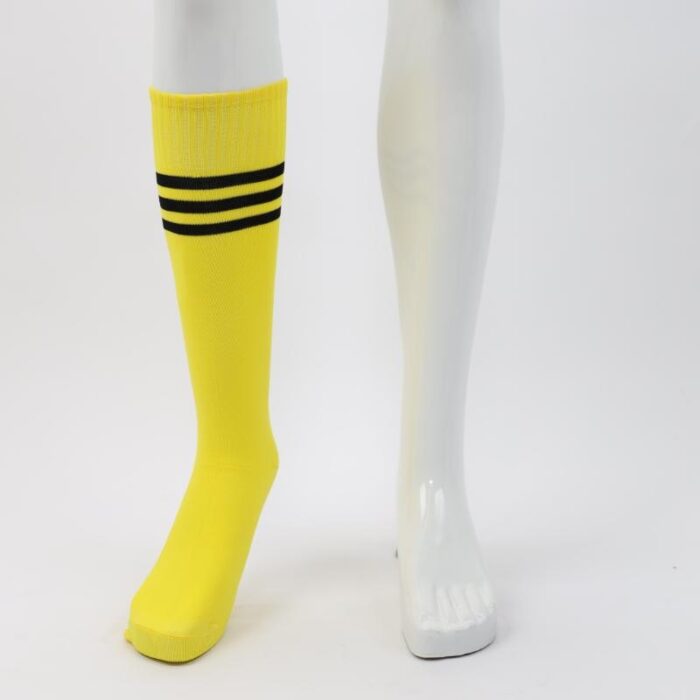 ⁦جوارب كرة قدم رياضية طويلة للشباب لون أصفر مخطط أسود من أعلى⁩ - الصورة ⁦7⁩