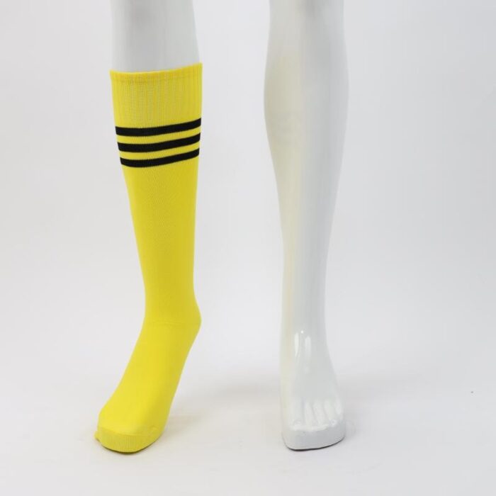 ⁦جوارب كرة قدم رياضية طويلة للشباب لون أصفر مخطط أسود من أعلى⁩ - الصورة ⁦8⁩