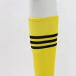 ⁦جوارب كرة قدم رياضية طويلة للشباب لون أصفر مخطط أسود من أعلى⁩ - الصورة ⁦10⁩