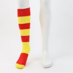 ⁦جوارب كرة قدم رياضية طويلة للشباب لون مخطط أحمر وأصفر⁩ - الصورة ⁦2⁩