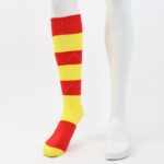⁦جوارب كرة قدم رياضية طويلة للشباب لون مخطط أحمر وأصفر⁩ - الصورة ⁦4⁩