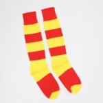 ⁦جوارب كرة قدم رياضية طويلة للشباب لون مخطط أحمر وأصفر⁩ - الصورة ⁦5⁩