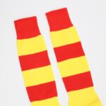 ⁦جوارب كرة قدم رياضية طويلة للشباب لون مخطط أحمر وأصفر⁩ - الصورة ⁦6⁩