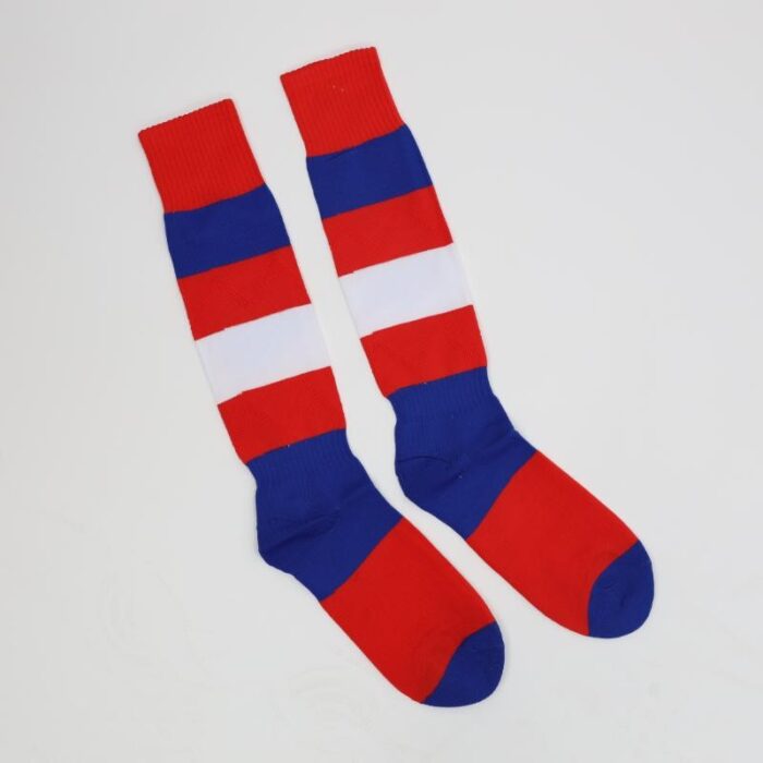 ⁦جوارب كرة قدم رياضية طويلة للشباب لون أحمر وأزرق وأبيض⁩ - الصورة ⁦2⁩