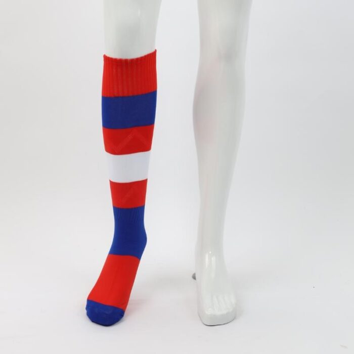 ⁦جوارب كرة قدم رياضية طويلة للشباب لون أحمر وأزرق وأبيض⁩ - الصورة ⁦3⁩