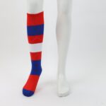 ⁦جوارب كرة قدم رياضية طويلة للشباب لون أحمر وأزرق وأبيض⁩ - الصورة ⁦4⁩