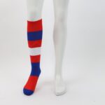 ⁦جوارب كرة قدم رياضية طويلة للشباب لون أحمر وأزرق وأبيض⁩ - الصورة ⁦5⁩