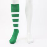 ⁦جوارب كرة قدم رياضية طويلة للشباب لون مخطط أخضر وأبيض⁩ - الصورة ⁦7⁩
