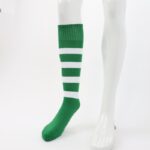 ⁦جوارب كرة قدم رياضية طويلة للشباب لون مخطط أخضر وأبيض⁩ - الصورة ⁦10⁩