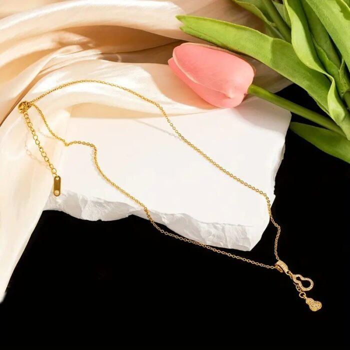 ⁦سلسال بتصميم إجاصة مع زركون أبيض لون ذهبي⁩ - الصورة ⁦3⁩