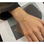 سوار ذهبي بتصميم قلب