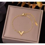 ⁦سوار ذهبي بتصميم قلب⁩ - الصورة ⁦2⁩
