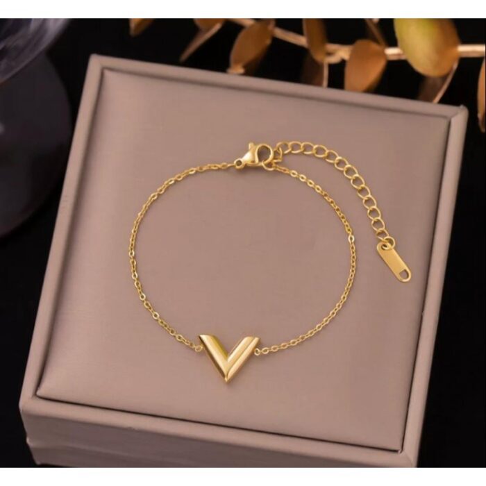 ⁦سوار ذهبي بتصميم قلب⁩ - الصورة ⁦2⁩