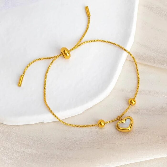 103374734_67dc61c739d68 سوار ذهبي بتصميم قلب أبيض - الصورة 1