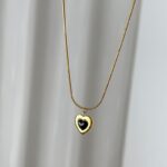 ⁦سلسال ذهبي ناعم بتصميم قلب مع حجر أسود⁩ - الصورة ⁦2⁩