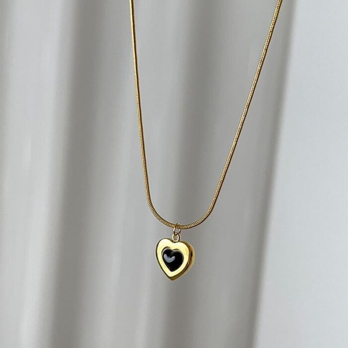 ⁦سلسال ذهبي ناعم بتصميم قلب مع حجر أسود⁩ - الصورة ⁦2⁩