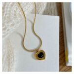 ⁦سلسال ذهبي ناعم بتصميم قلب مع حجر أسود⁩ - الصورة ⁦3⁩