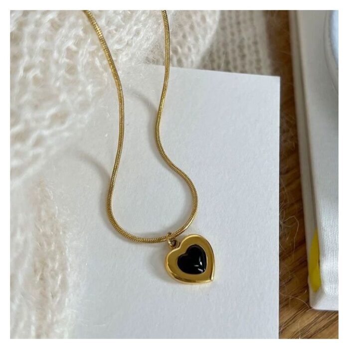 ⁦سلسال ذهبي ناعم بتصميم قلب مع حجر أسود⁩ - الصورة ⁦3⁩
