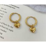 حلق ذهبي بتصميم قلب