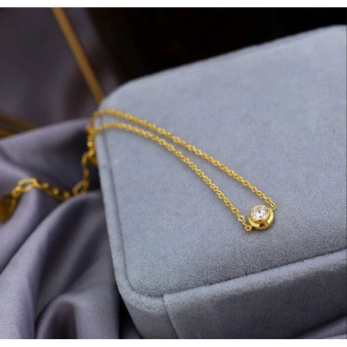 ⁦سلسال ذهبي بتصميم حجر زركون أبيض⁩ - الصورة ⁦2⁩