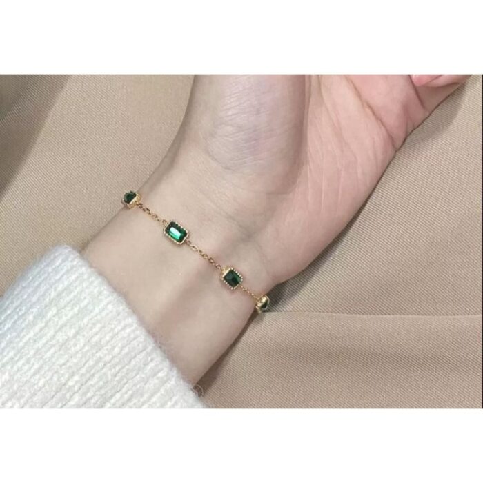 ⁦سوار ذهبي بتصميم زركون أخضر على شكل مستطيل⁩ - الصورة ⁦1⁩