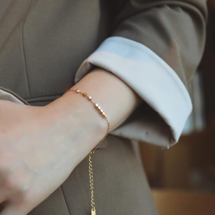 103374790_67dc62351f886 سوار ذهبي بتصميم مكعبات صغيرة - الصورة 1