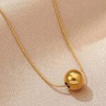 ⁦سلسال ذهبي بتصميم كرة⁩ - الصورة ⁦2⁩