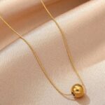 ⁦سلسال ذهبي بتصميم كرة⁩ - الصورة ⁦3⁩