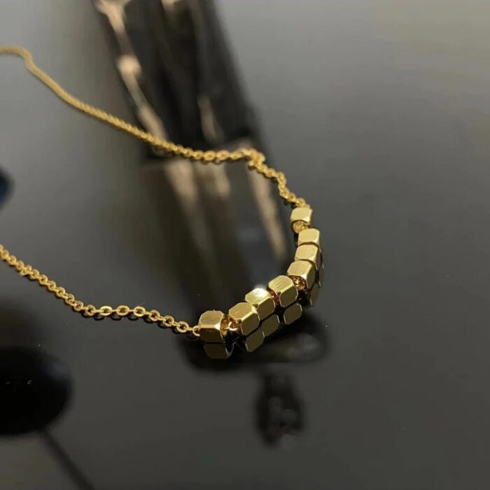 ⁦سلسال ذهبي بتصميم مكعبات صغيرة⁩ - الصورة ⁦2⁩