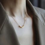 ⁦سلسال ذهبي بتصميم مكعبات صغيرة⁩ - الصورة ⁦3⁩