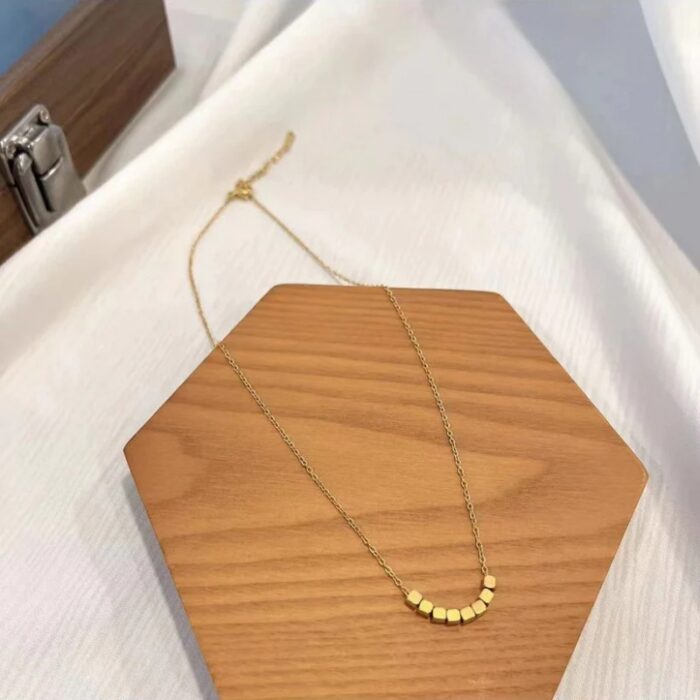 ⁦سلسال ذهبي بتصميم مكعبات صغيرة⁩ - الصورة ⁦5⁩
