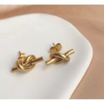 حلق ذهبي بتصميم عقدة