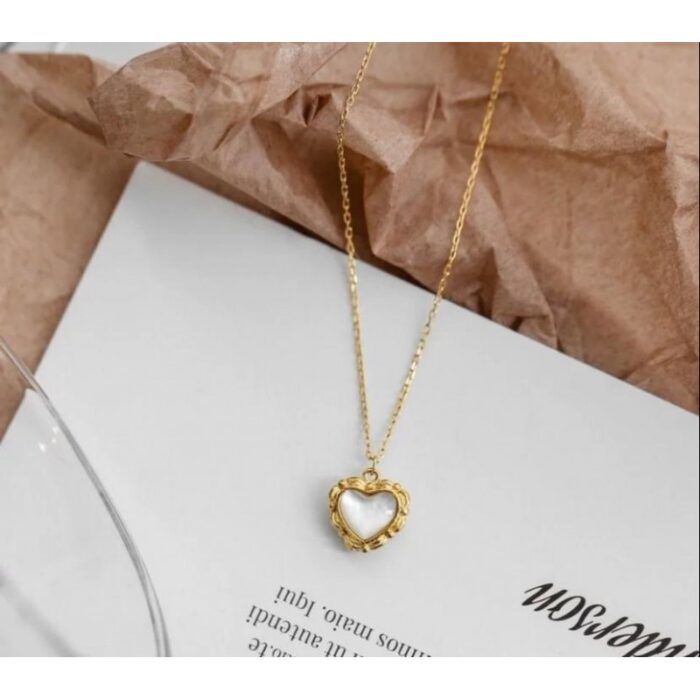103374806_67dc62482278c سلسال ذهبي بتصميم قلب أبيض - الصورة 1