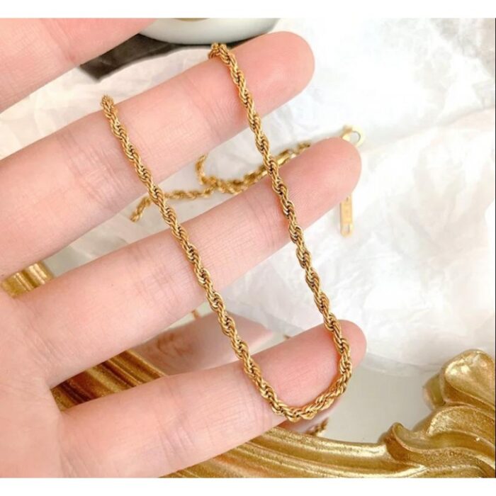 103374808_67dc624ab49b5 سلسال ذهبي بتصميم ناعم - الصورة 1