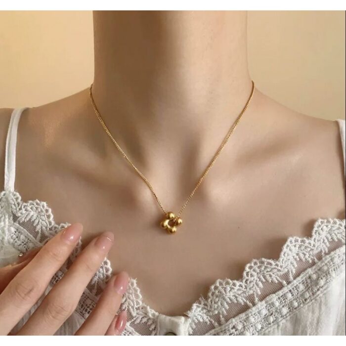 ⁦سلسال ذهبي بتصميم وردة⁩ - الصورة ⁦2⁩