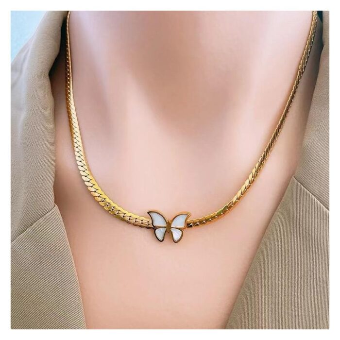 103374824_67dc625976317 سلسال ذهبي بتصميم فراشة بيضاء - الصورة 1